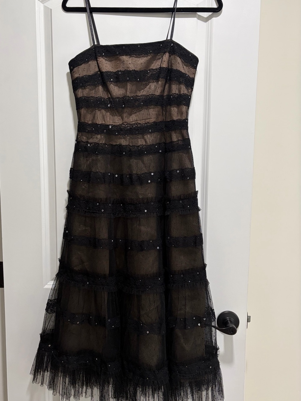 BCBG Maxazria Cocktail
Dress with spaghetti straps 
Black Size 4